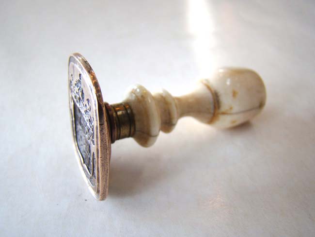 An 18th century ivory mounted brass desk seal with elaborate coat-of-arms and the latin phrase 'Non Invita Minerva.' — image 2
